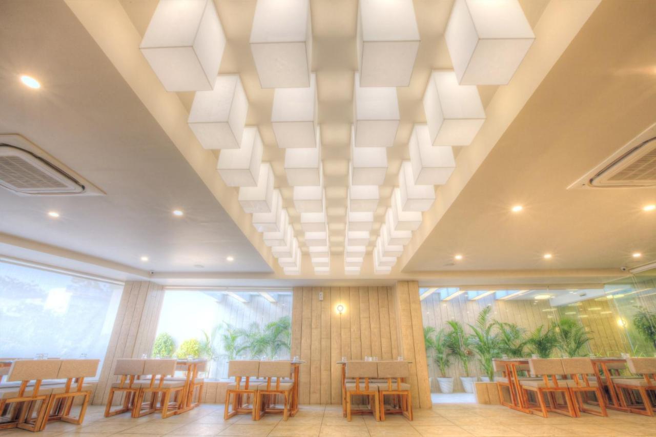 Scenaria Hotel อาเมดาบัด ภายนอก รูปภาพ