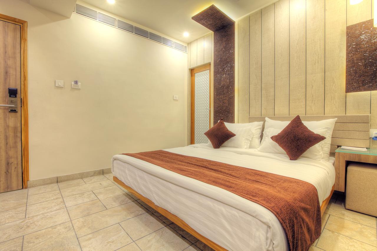 Scenaria Hotel อาเมดาบัด ภายนอก รูปภาพ