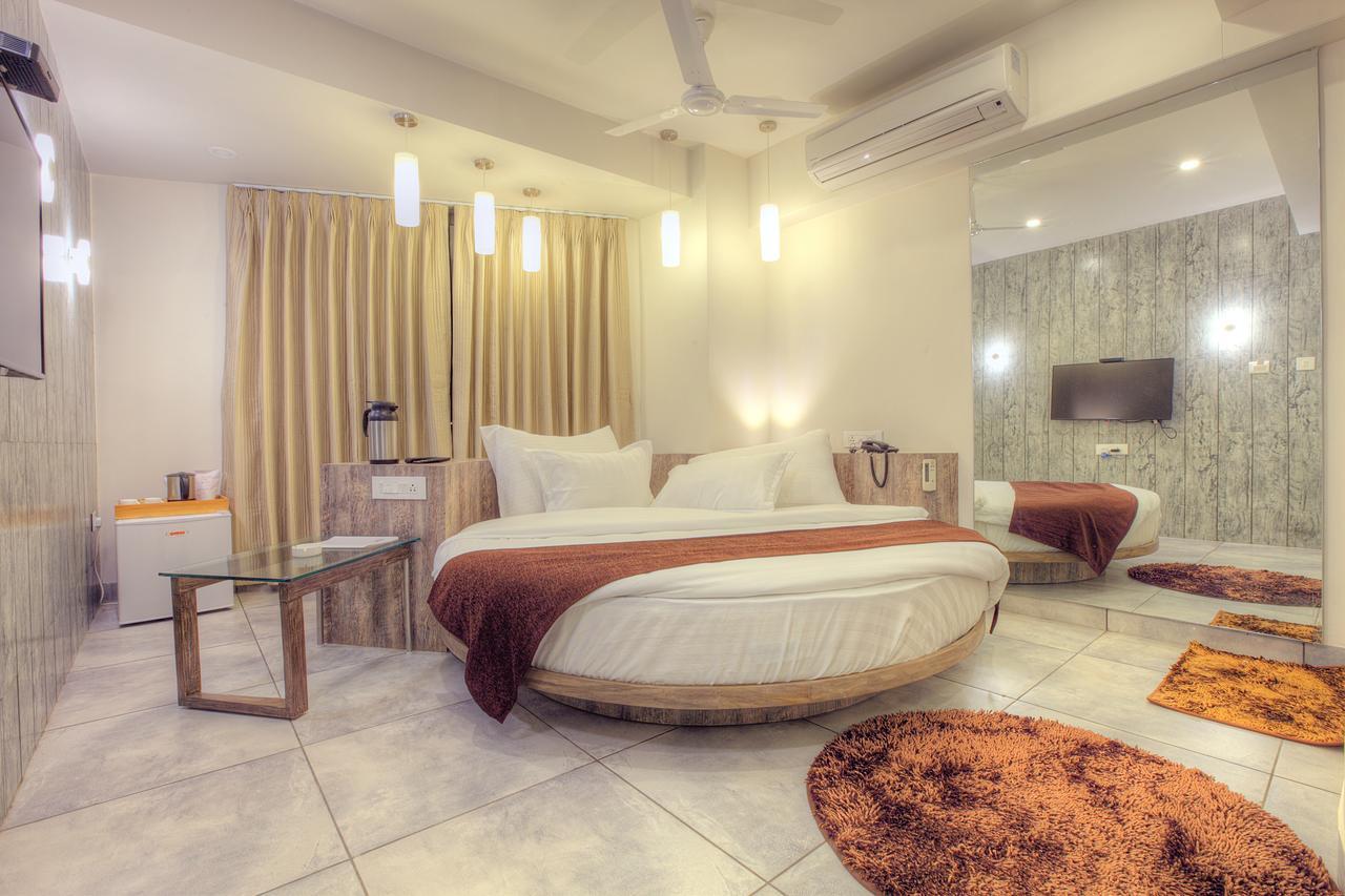 Scenaria Hotel อาเมดาบัด ภายนอก รูปภาพ