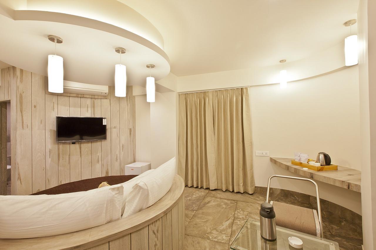 Scenaria Hotel อาเมดาบัด ภายนอก รูปภาพ