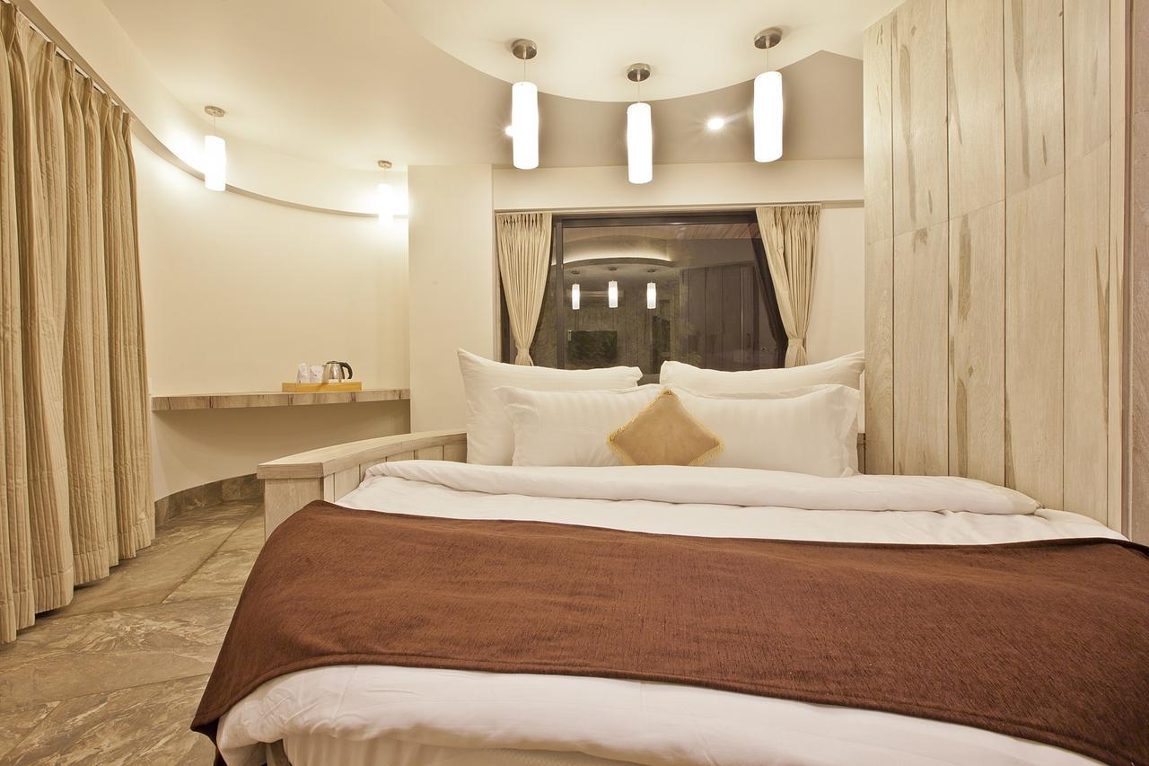 Scenaria Hotel อาเมดาบัด ภายนอก รูปภาพ