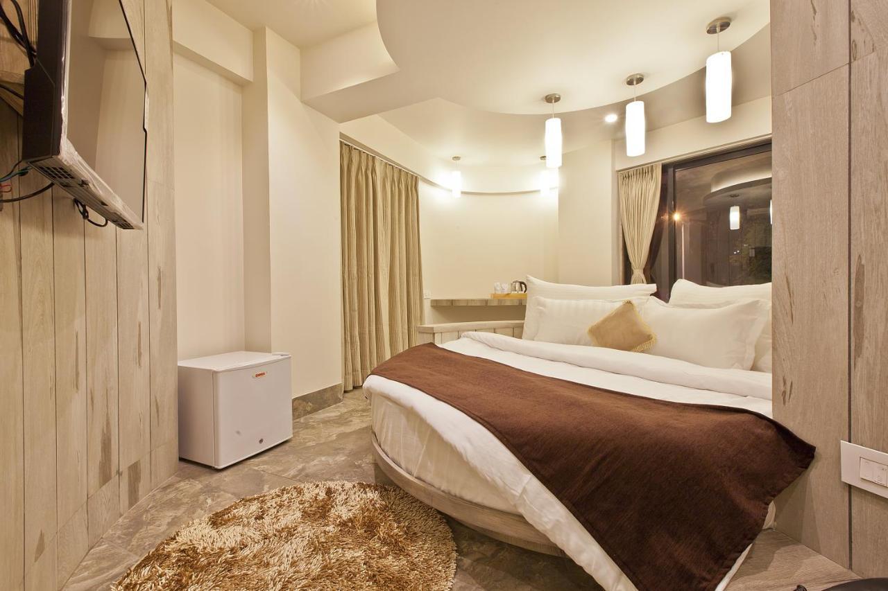 Scenaria Hotel อาเมดาบัด ภายนอก รูปภาพ