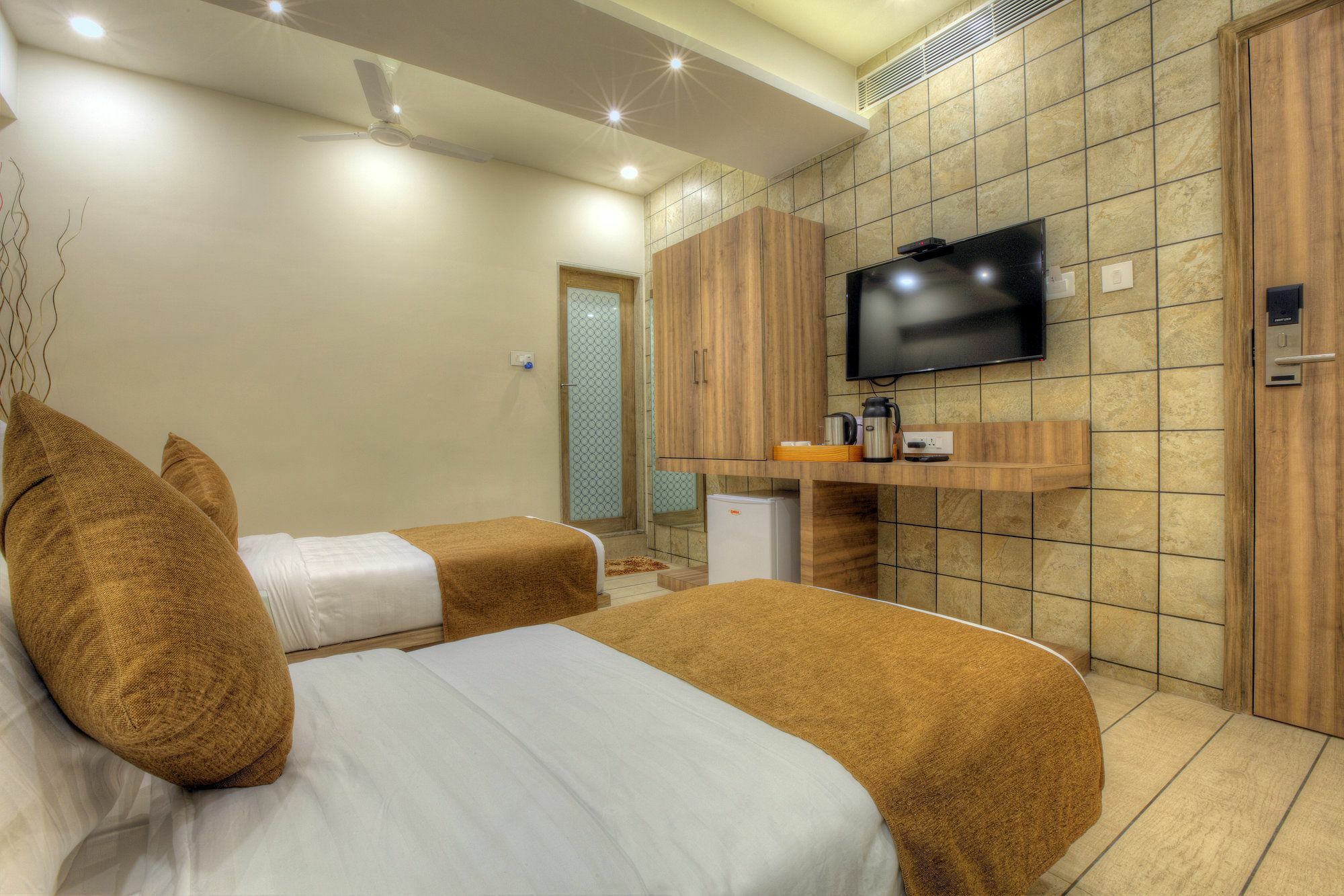 Scenaria Hotel อาเมดาบัด ภายนอก รูปภาพ