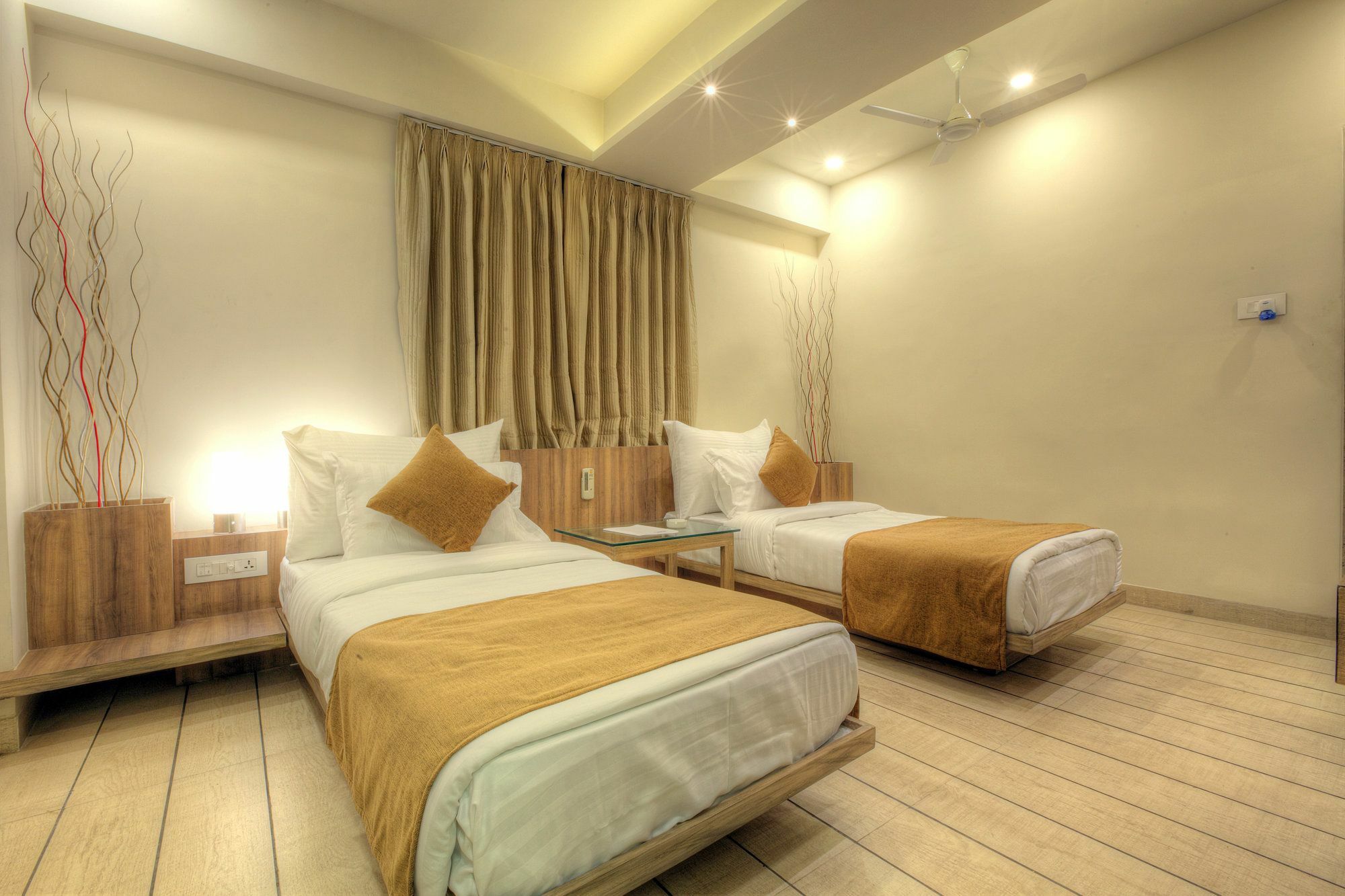 Scenaria Hotel อาเมดาบัด ภายนอก รูปภาพ